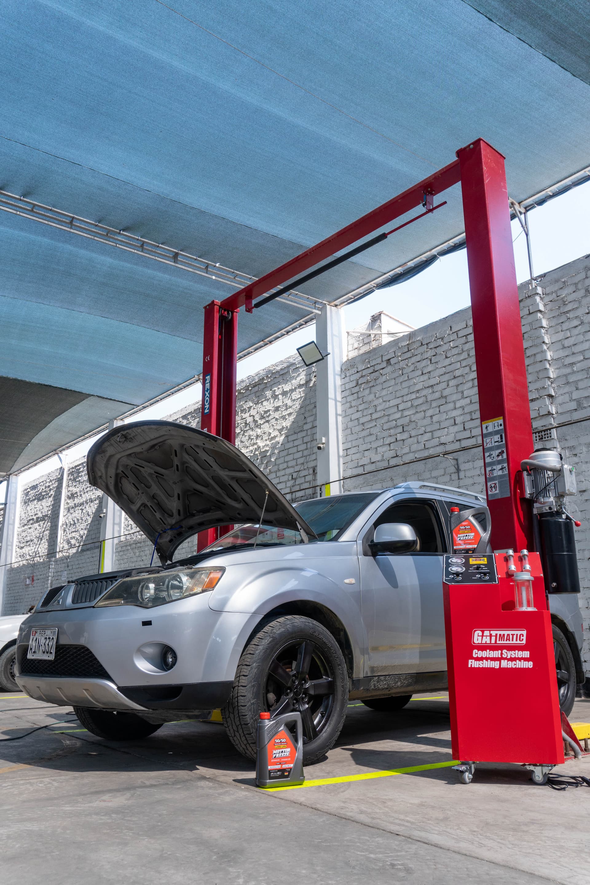 Carro elevado en taller