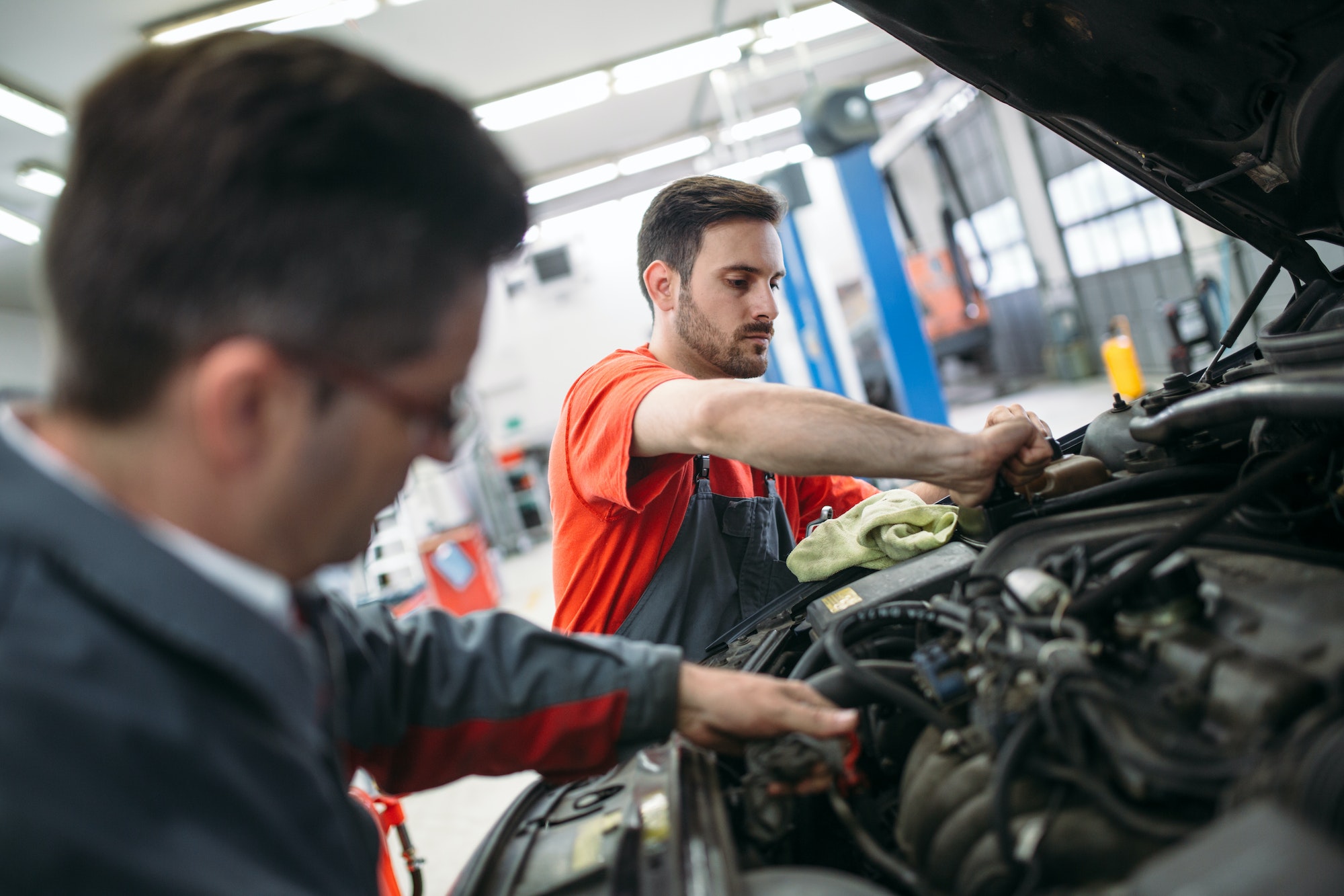 profecional-car-mechanic-changing-motor-oil-at-maintenance-repair-service-station.jpg profecional-car-mechanic-changing-motor-oil-at-maintenance-repair-service-station.jpg